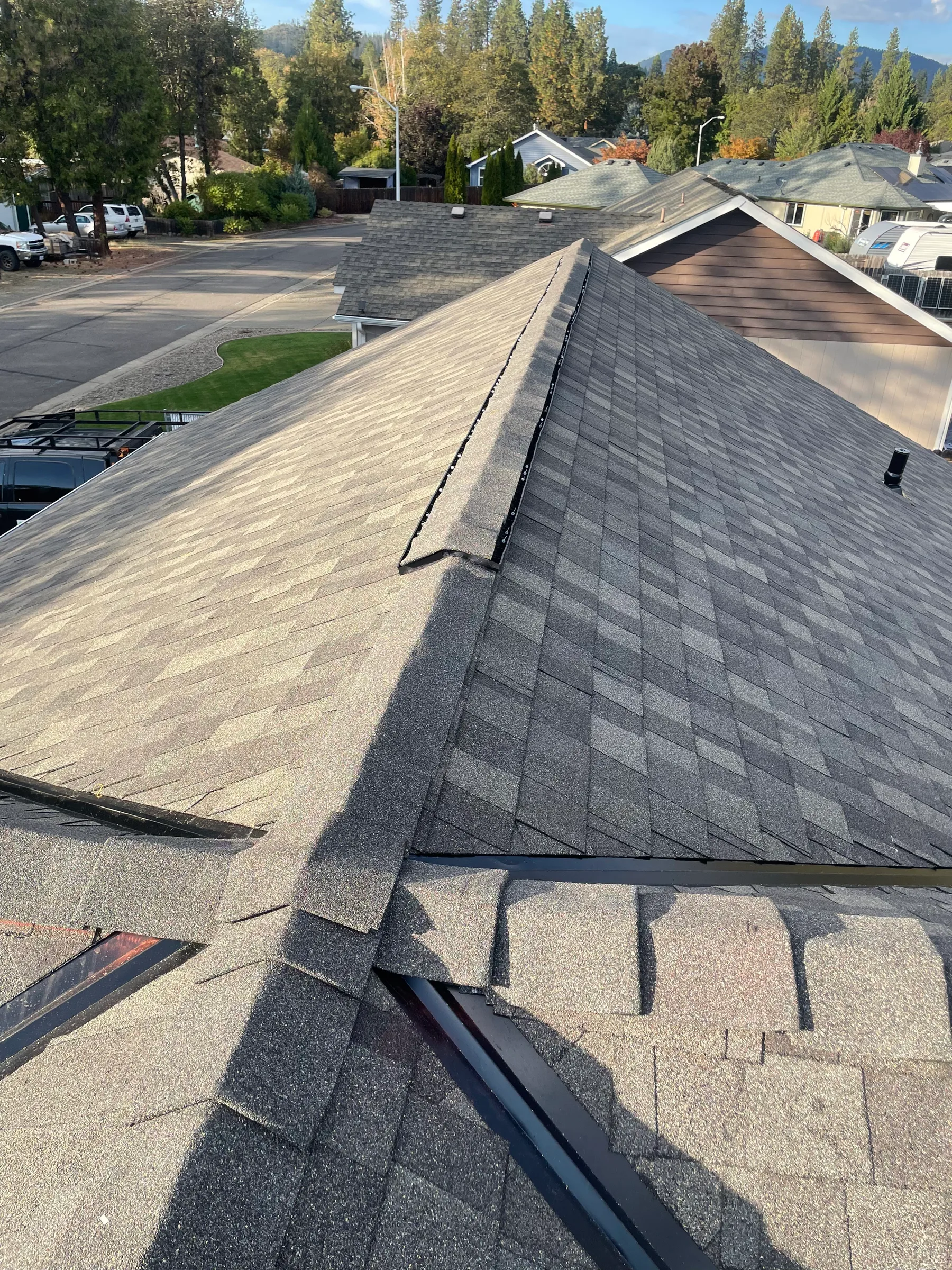 Finished shingle roof ridge on a residential home